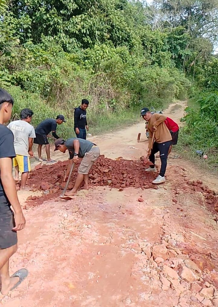Budaya Gotong Royong: Semangat Kebersamaan Membangun Desa Kompas Raya